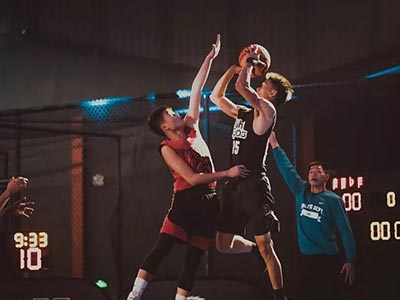 周玲安社媒晒自拍：NBA总决赛！G1我来啦！